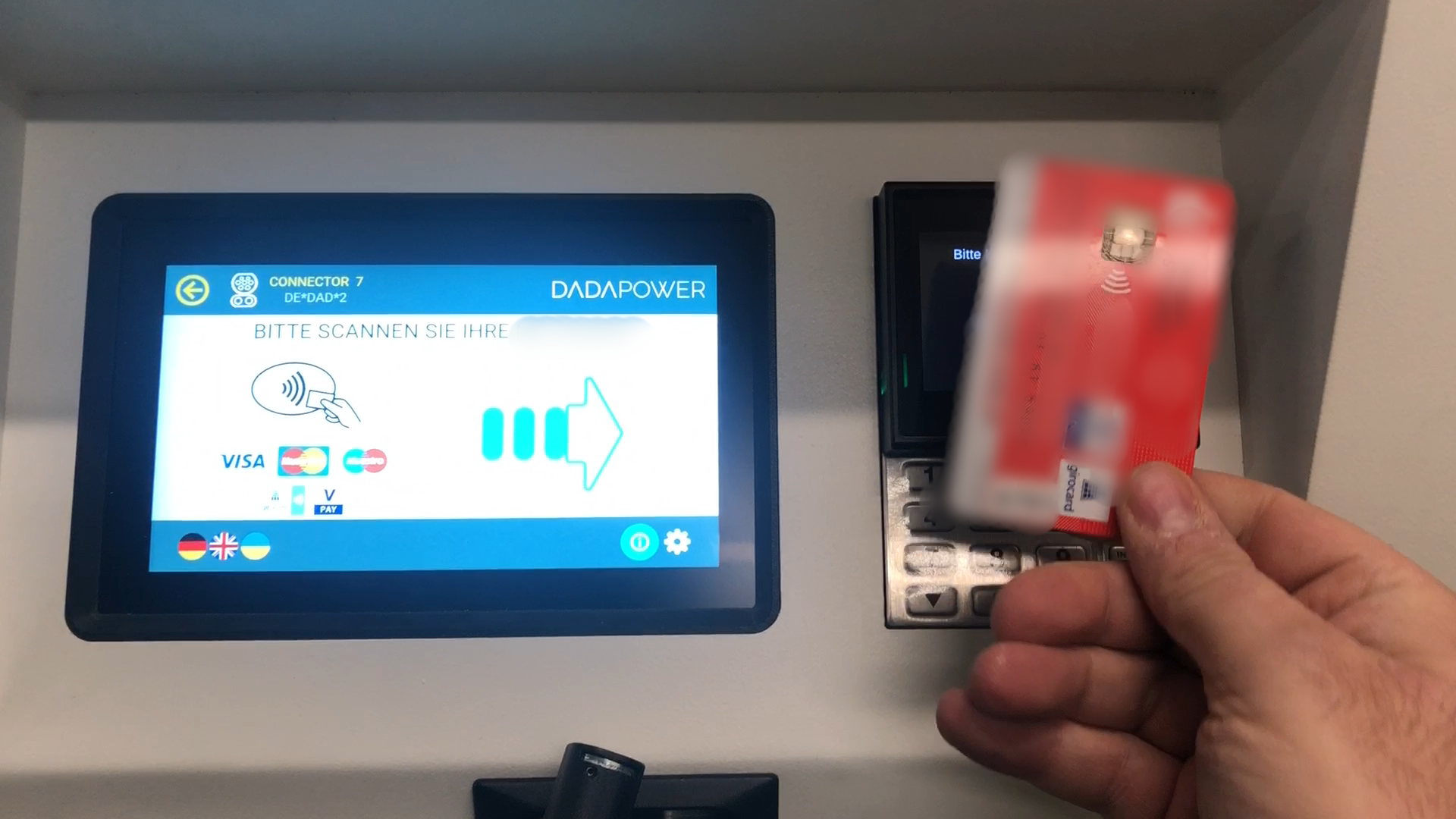 Platzhalterbild: Bankkarte wird an das Terminal gehalten